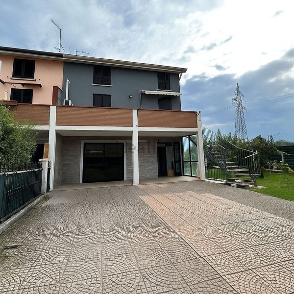 casa indipendente in vendita a Gualtieri