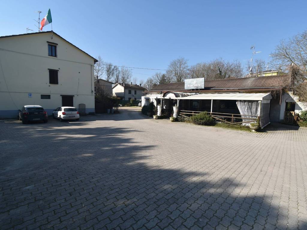 negozio in vendita a Gualtieri in zona Santa Vittoria