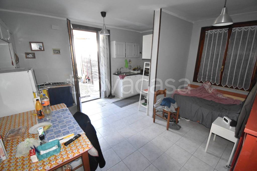 appartamento in vendita a Gualtieri in zona Santa Vittoria