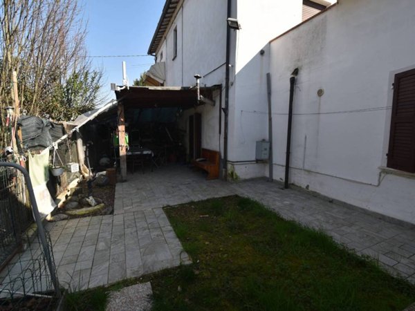 appartamento in vendita a Gualtieri in zona Santa Vittoria