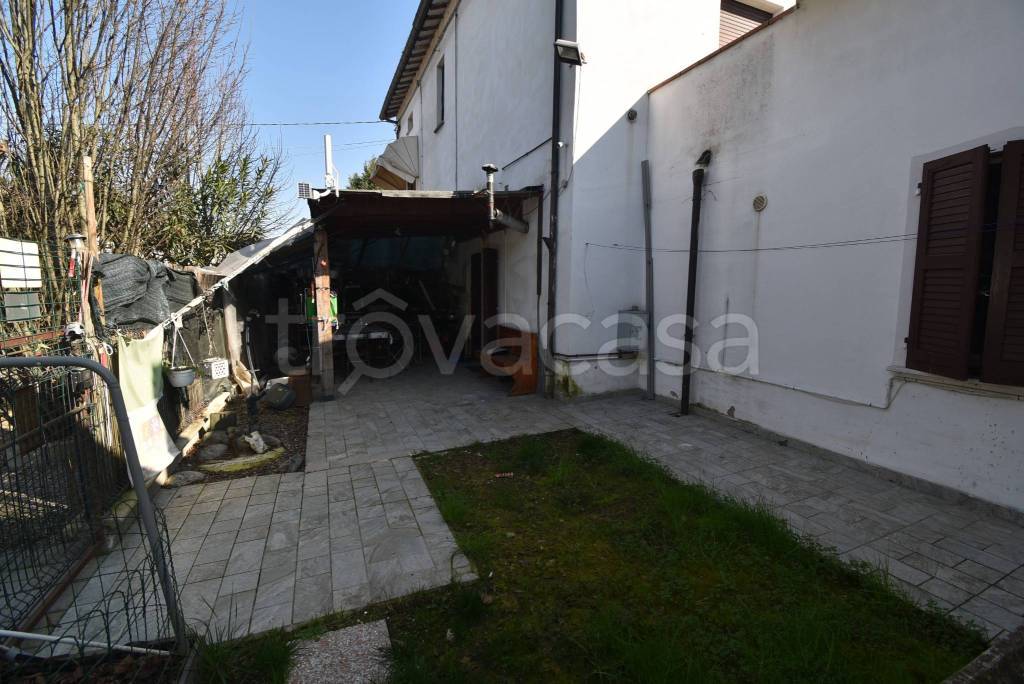 appartamento in vendita a Gualtieri in zona Santa Vittoria