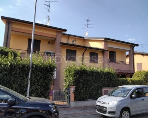 casa indipendente in vendita a Gualtieri in zona Santa Vittoria