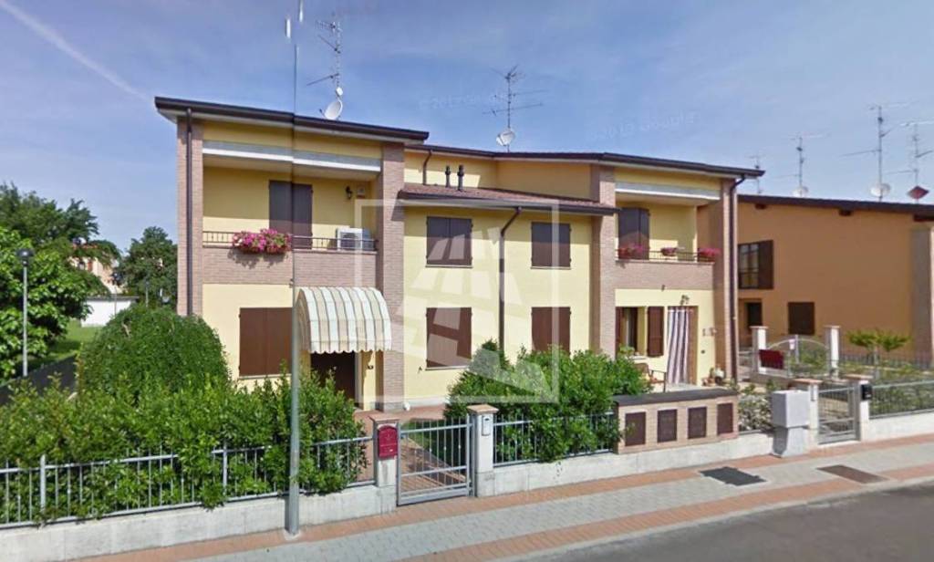 casa indipendente in vendita a Gualtieri in zona Santa Vittoria