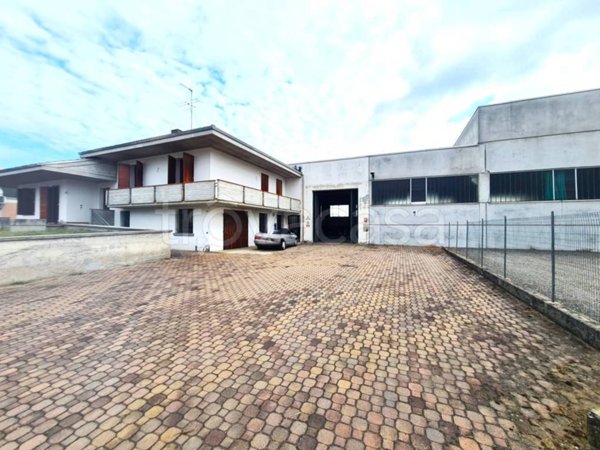 locale commerciale in vendita a Gualtieri