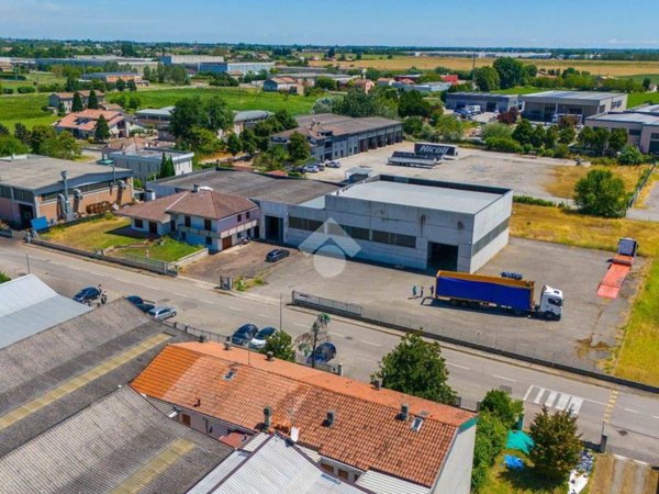 locale commerciale in vendita a Gualtieri