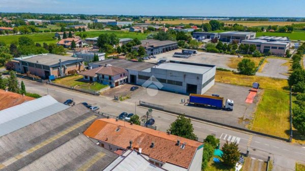 locale commerciale in vendita a Gualtieri