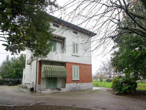casa indipendente in vendita a Gualtieri in zona Santa Vittoria