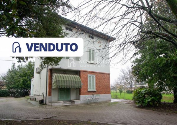 casa indipendente in vendita a Gualtieri in zona Santa Vittoria