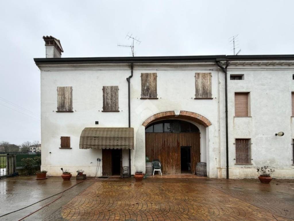 casa indipendente in vendita a Gualtieri in zona Pieve Saliceto