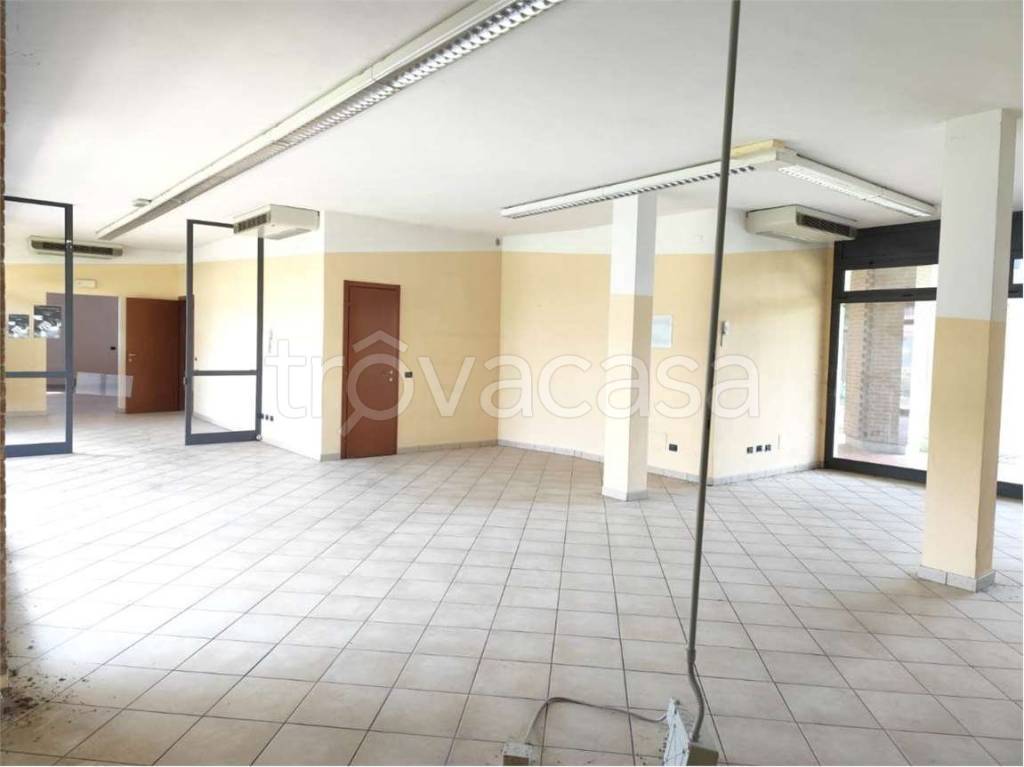 negozio in vendita a Gualtieri in zona Santa Vittoria