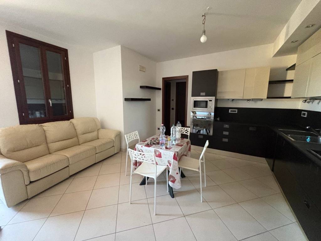 appartamento in vendita a Gualtieri in zona Santa Vittoria