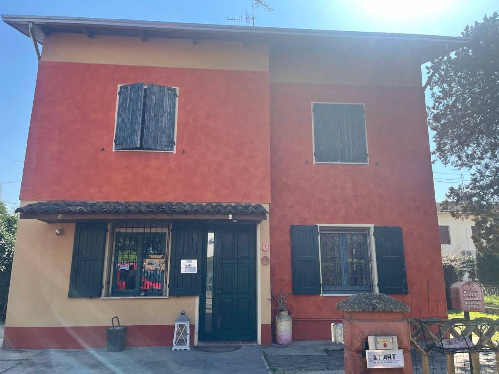 casa indipendente in vendita a Gualtieri in zona Santa Vittoria