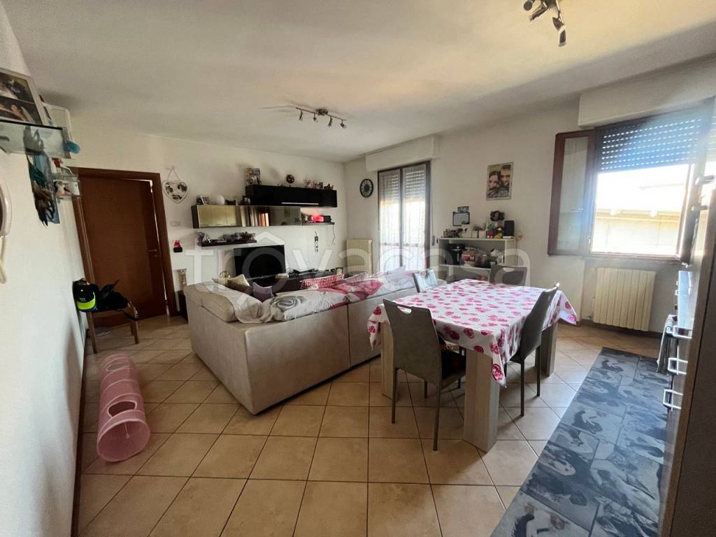 appartamento in vendita a Gualtieri in zona Santa Vittoria