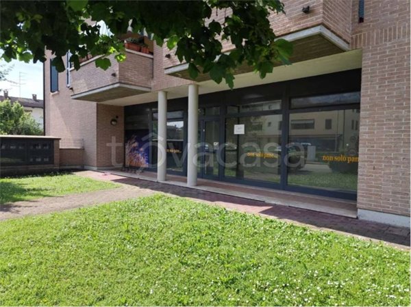 locale commerciale in vendita a Gualtieri in zona Santa Vittoria