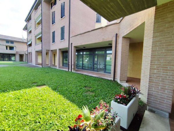 negozio in vendita a Gualtieri in zona Santa Vittoria