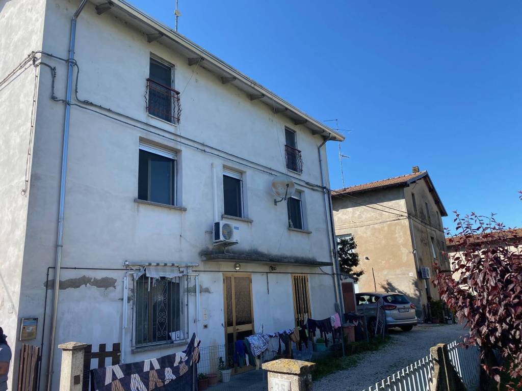 casa indipendente in vendita a Gualtieri in zona Santa Vittoria