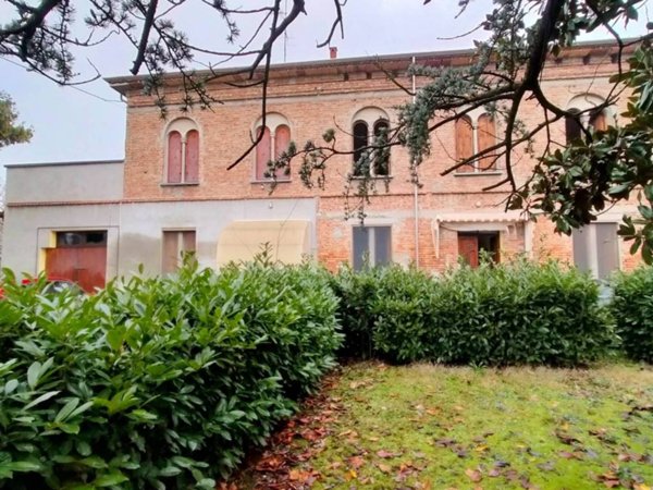 casa indipendente in vendita a Gualtieri in zona Pieve Saliceto