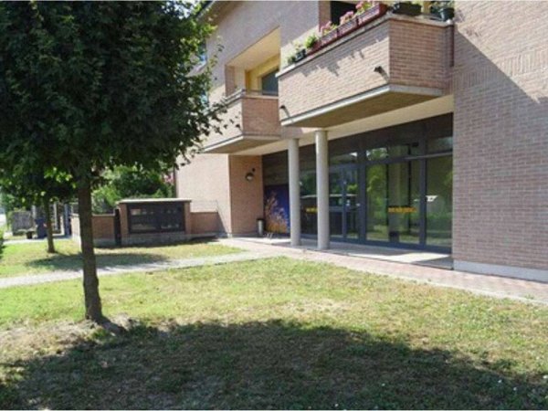 negozio in vendita a Gualtieri in zona Santa Vittoria
