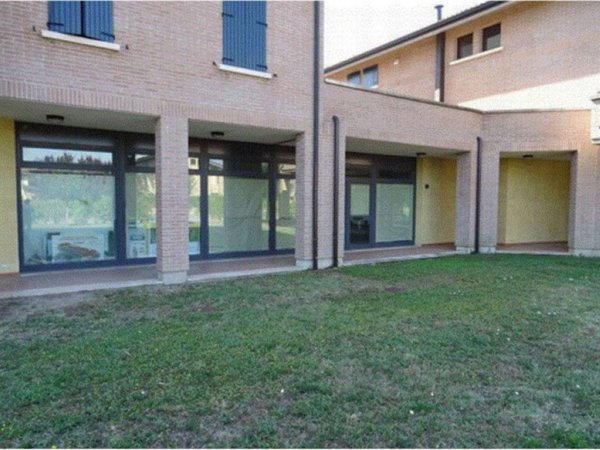 negozio in vendita a Gualtieri in zona Pieve Saliceto