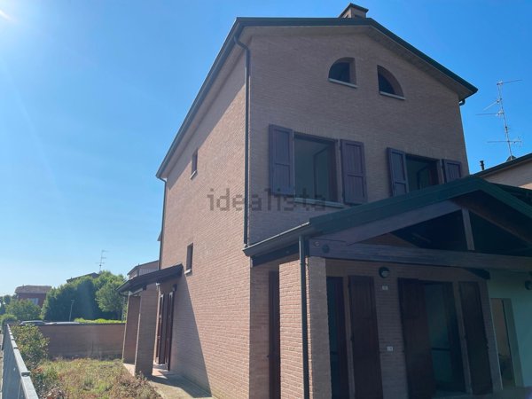 casa indipendente in vendita a Gualtieri in zona Santa Vittoria