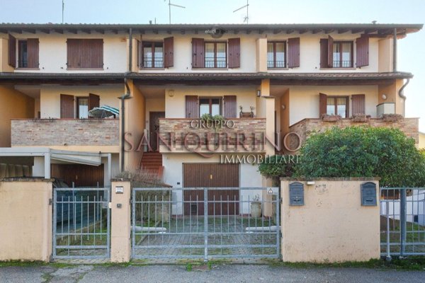 casa indipendente in vendita a Gualtieri in zona Santa Vittoria