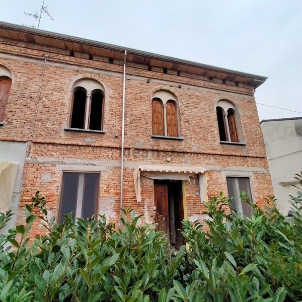 casa indipendente in vendita a Gualtieri in zona Pieve Saliceto