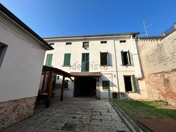 esavano in vendita a Gualtieri in zona Pieve Saliceto