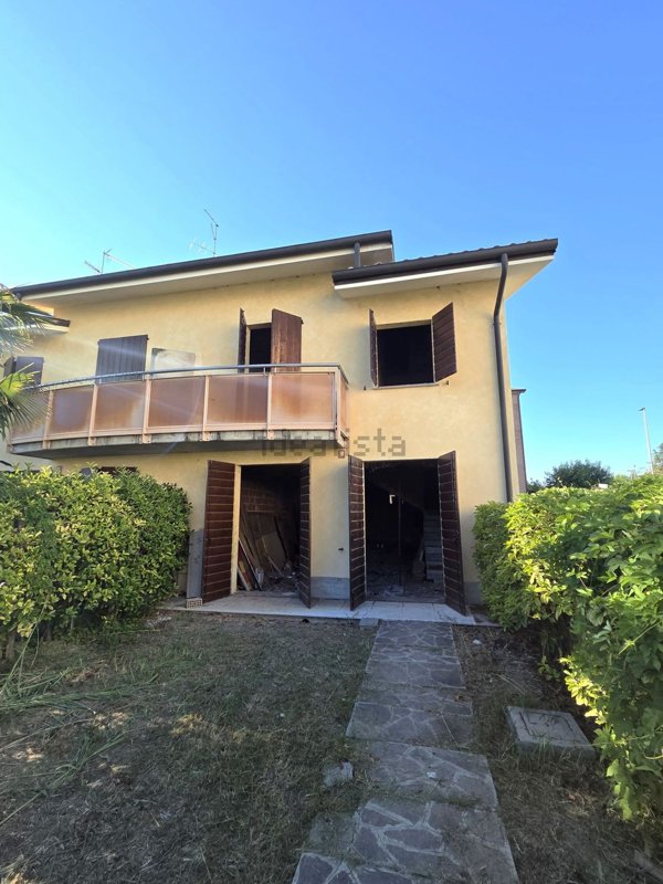 casa indipendente in vendita a Gualtieri