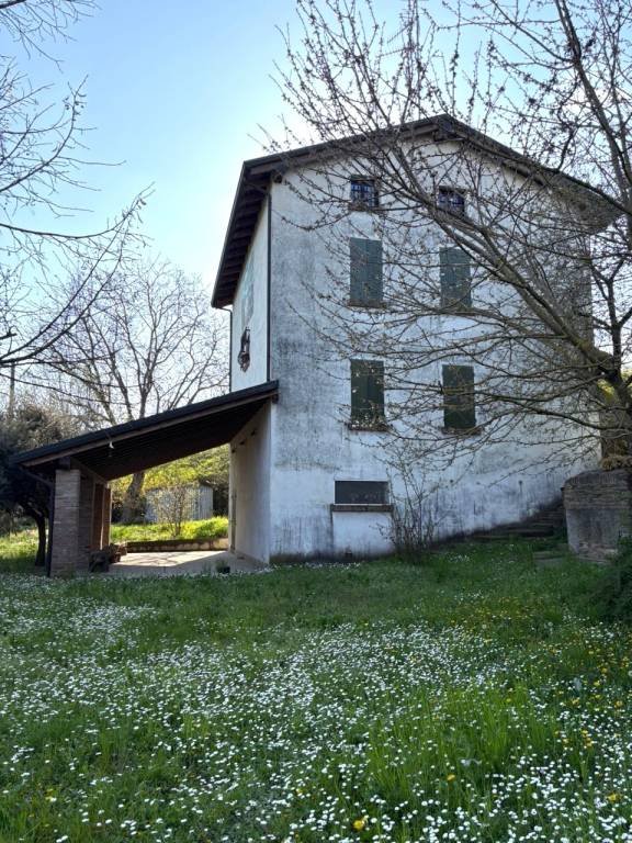 casa indipendente in vendita a Gualtieri in zona Santa Vittoria
