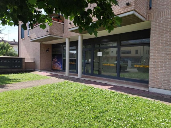 locale commerciale in vendita a Gualtieri in zona Santa Vittoria