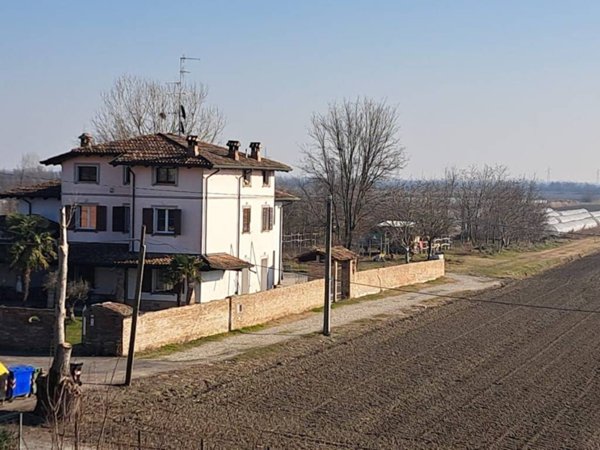 casa indipendente in vendita a Gualtieri in zona Santa Vittoria
