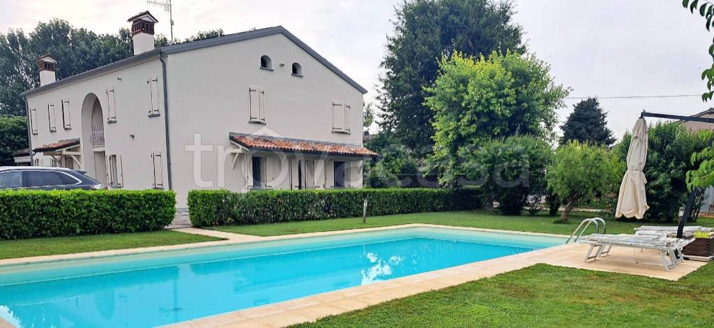casa indipendente in vendita a Guastalla in zona San Girolamo