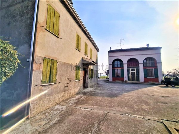 casa indipendente in vendita a Guastalla in zona San Martino