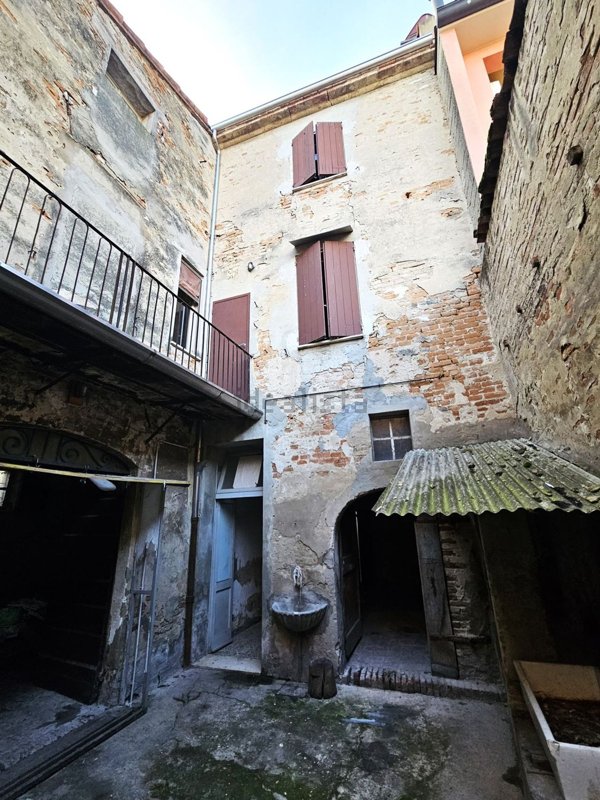 casa indipendente in vendita a Guastalla