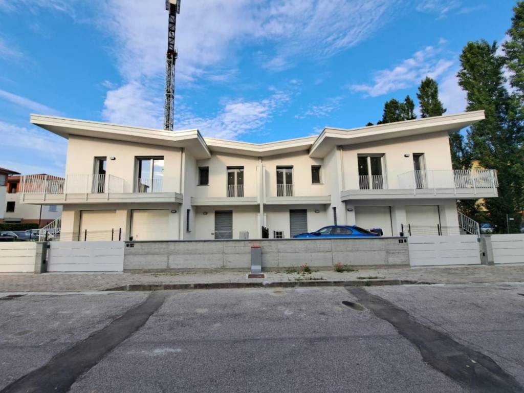casa indipendente in vendita a Guastalla