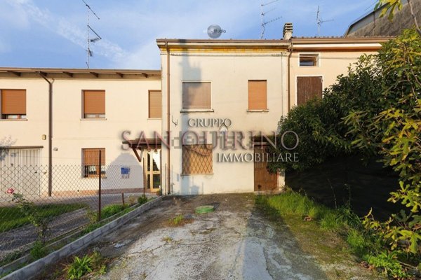 casa indipendente in vendita a Guastalla in zona San Rocco
