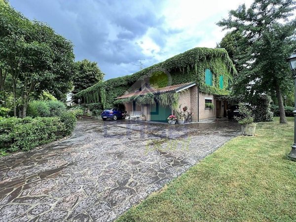 casa indipendente in vendita a Guastalla