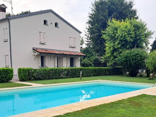 casa indipendente in vendita a Guastalla in zona San Girolamo