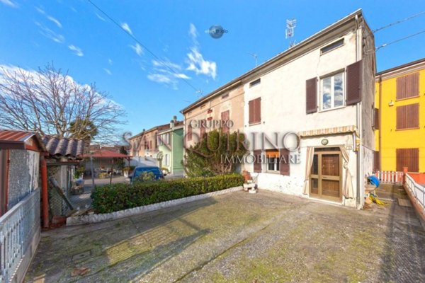 casa indipendente in vendita a Guastalla in zona Tagliata