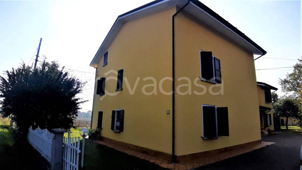 casa indipendente in vendita a Guastalla in zona San Rocco