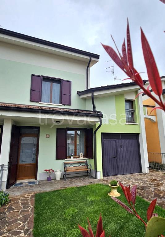 casa indipendente in vendita a Guastalla in zona San Rocco