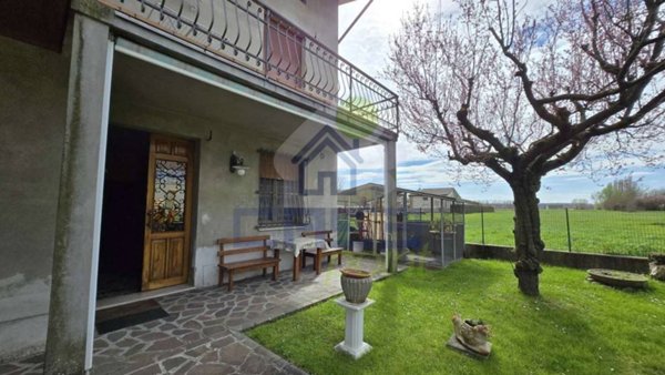 casa indipendente in vendita a Guastalla