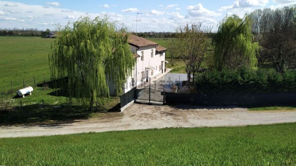 casa indipendente in vendita a Guastalla