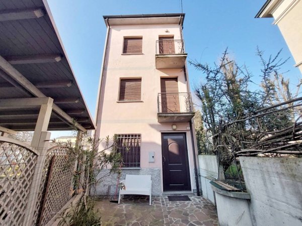 casa indipendente in vendita a Guastalla