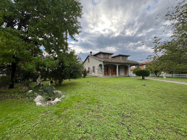 casa indipendente in vendita a Guastalla in zona San Girolamo