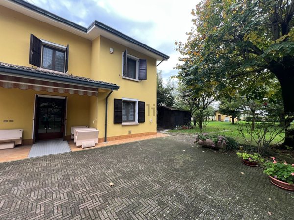 casa indipendente in vendita a Guastalla in zona San Rocco