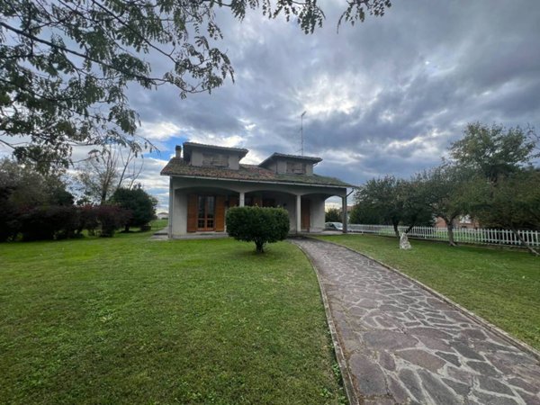 casa indipendente in vendita a Guastalla in zona San Girolamo