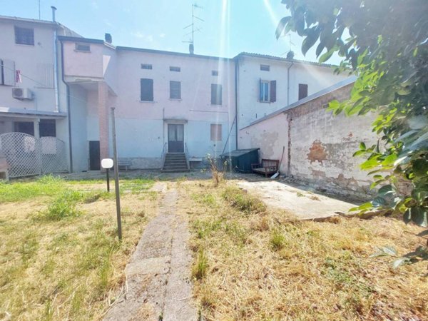 casa indipendente in vendita a Guastalla