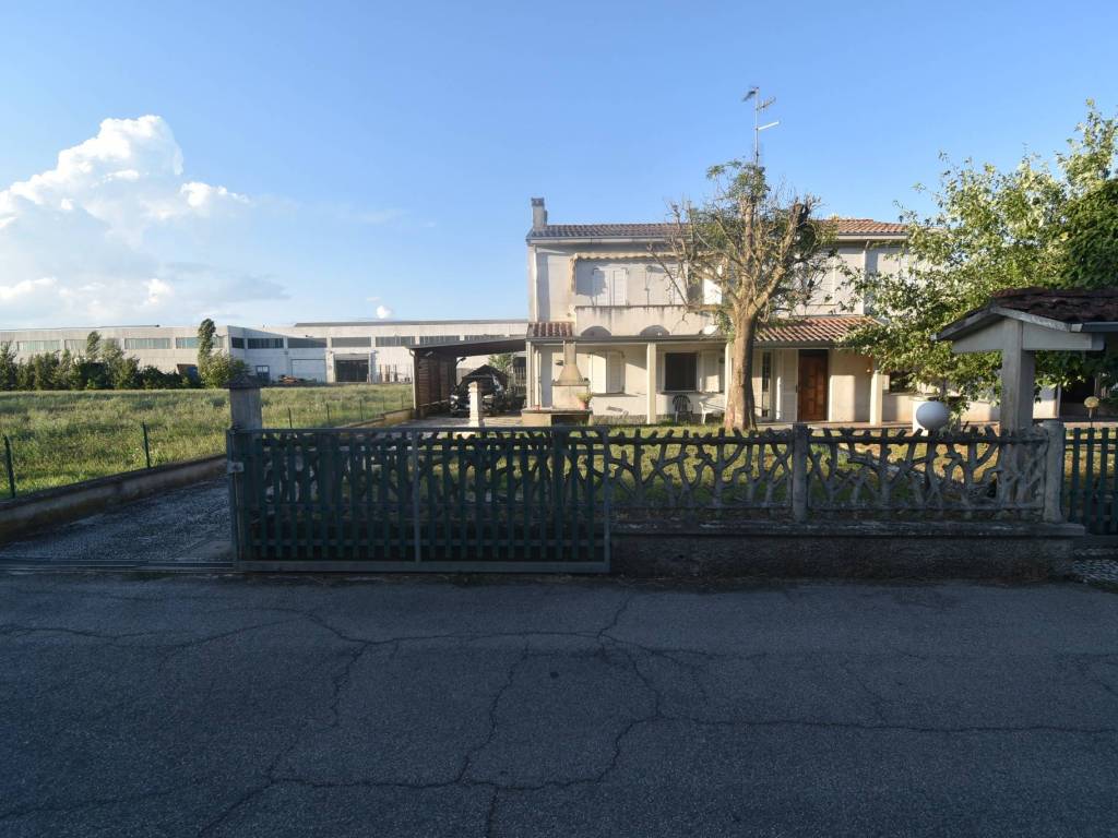 casa indipendente in vendita a Guastalla in zona Pieve