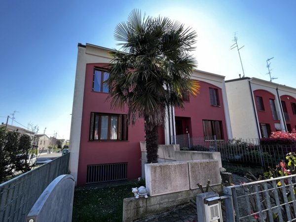 casa indipendente in vendita a Guastalla in zona Pieve